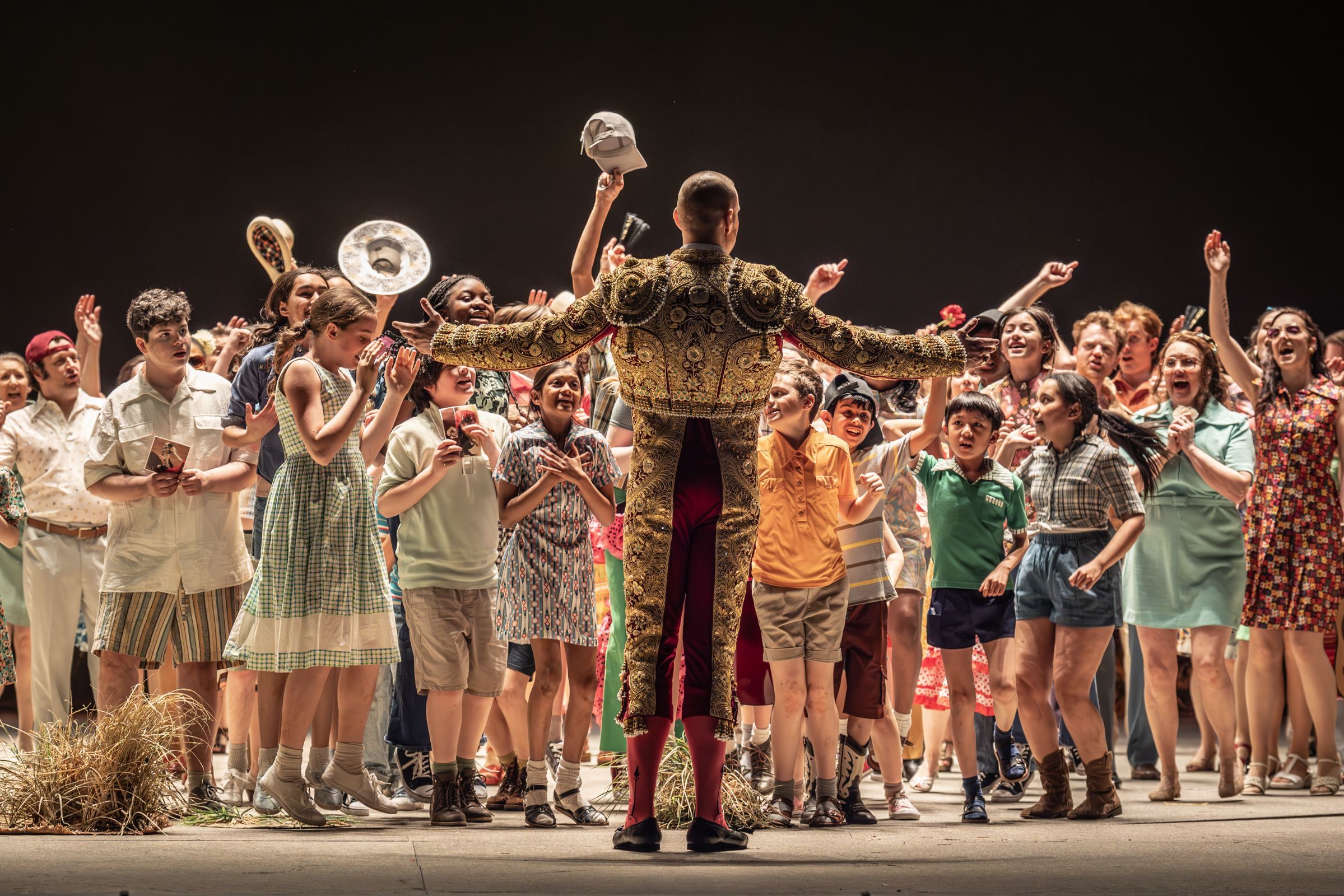 Łukasz Goliński (Escamillo) and chorus © RBO | Marc Brenner