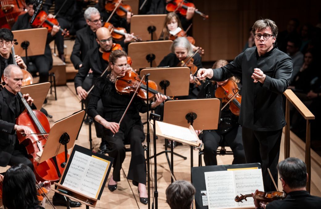 Jakub Hrů&scaron;a conducts the New York Philharmonic &copy; Chris Lee