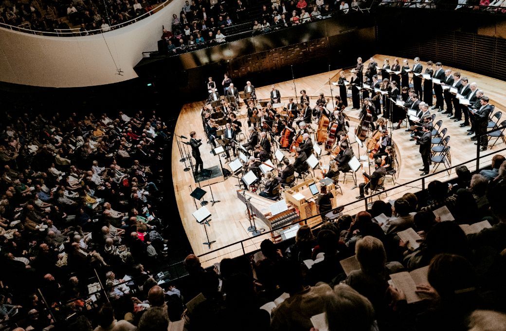 Klaus Mäkelä dirige la <i>Messe en si</i> à la Philharmonie © Mathias Benguigui / Pasco and Co