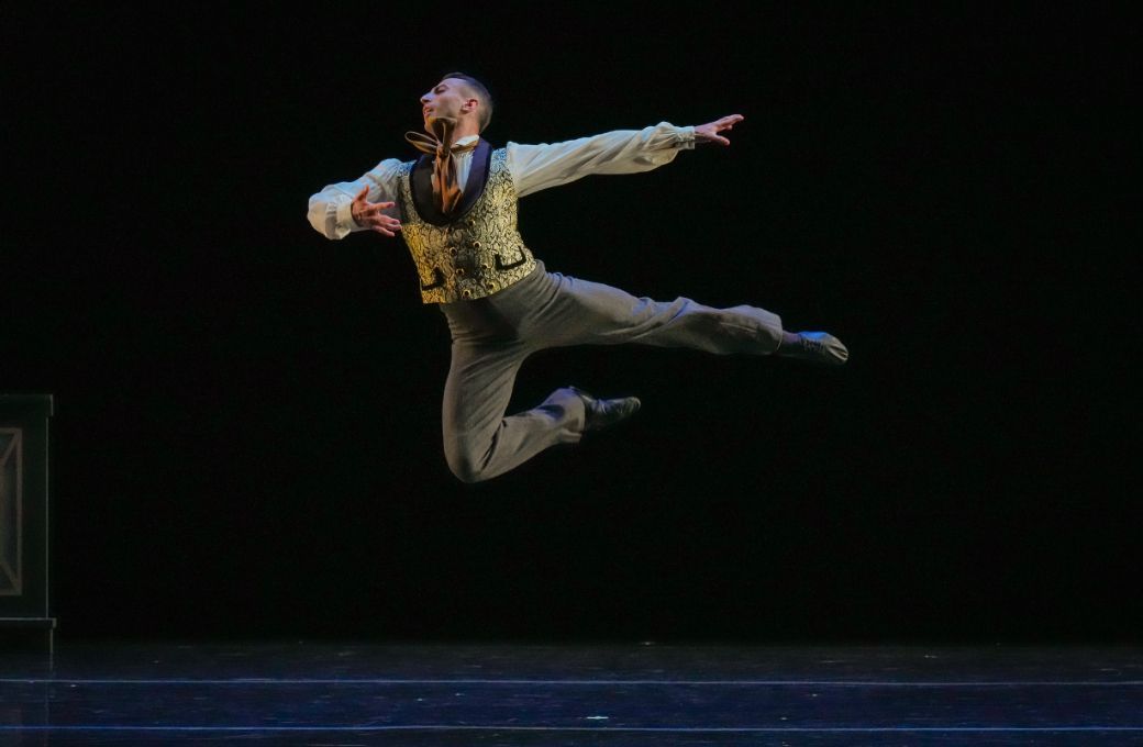 Richard Villaverde in Martha Graham's <i>Deaths and Entrances</i> &copy; Brian Pollock