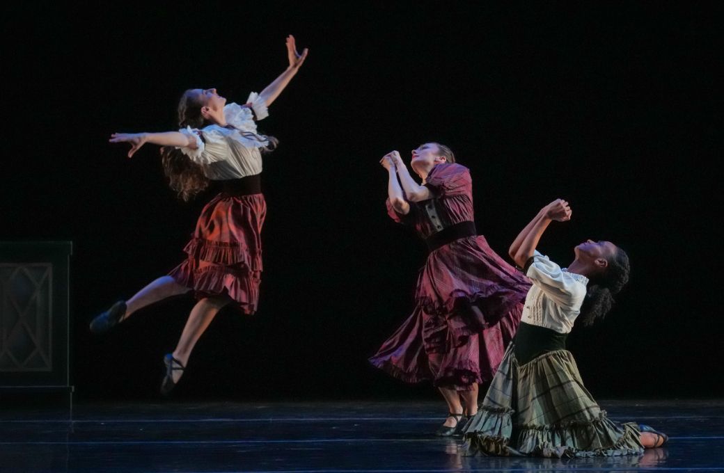 Amanda Moreira, Devin Loh and Meagan King in Martha Graham's <i>Deaths and Entrances</i> &copy; Brian Pollock