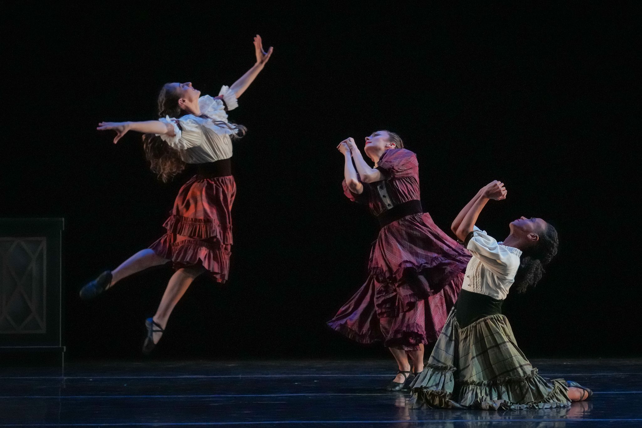 Amanda Moreira, Devin Loh and Meagan King in Martha Graham's <i>Deaths and Entrances</i> &copy; Brian Pollock