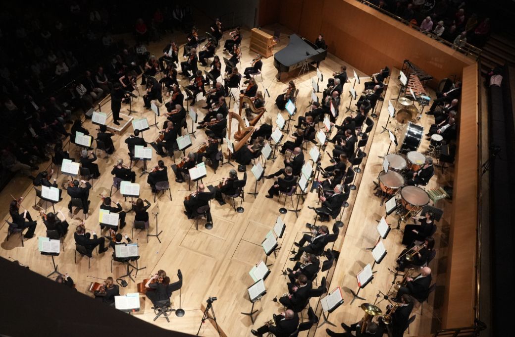 Kahchun Wong conducts The Hall&eacute; &copy; Alex Burns, | The Hall&eacute; (Bridgewater Hall)