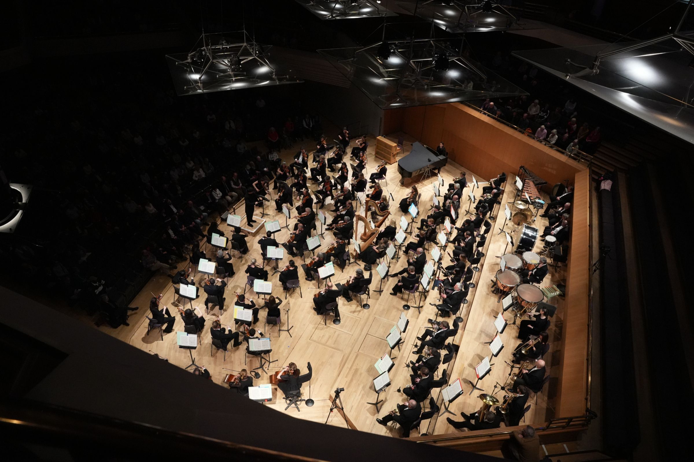 Kahchun Wong conducts The Hallé &copy; Alex Burns, | The Hallé (Bridgewater Hall)