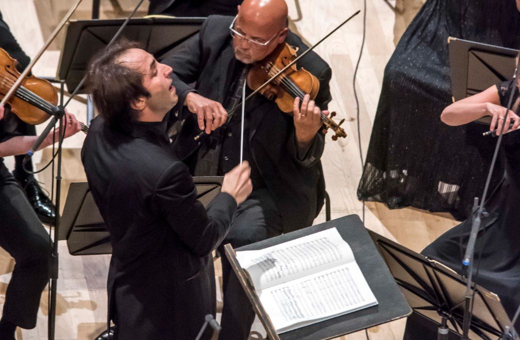 Yoel Gamzou conducts the BBC Philharmonic Orchestra © BBC | Chris Payne