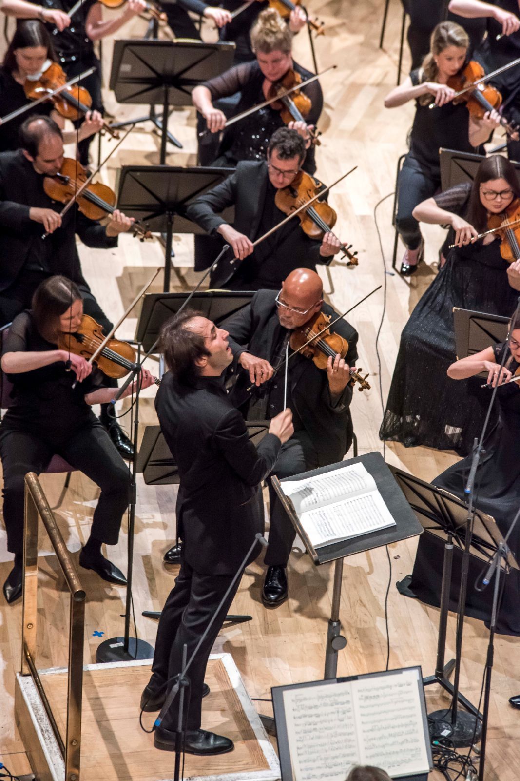 Yoel Gamzou conducts the BBC Philharmonic Orchestra &copy; BBC | Chris Payne
