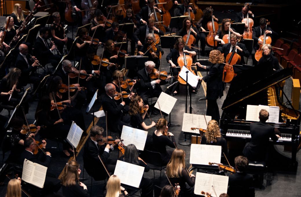 Joanna MacGregor conducts the Brighton Philharmonic Orchestra © Frances Marshall