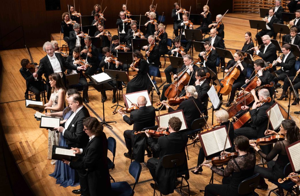 Franz Welser-M&ouml;st mit Solist*innen und dem Lucerne Festival Orchestra &copy; Manuela Jans | Lucerne Festival