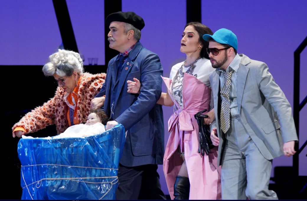 Milagros Mart&iacute;n, Gerardo Bull&oacute;n, Lara Chaves y Alberto Fr&iacute;as en <i>El bateo</i> &copy; Javier del Real | Teatro de la Zarzuela