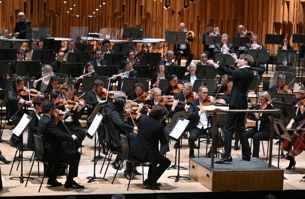 Gareth Davies performs with the London Symphony Orchestra and Klaus Mäkelä &copy; LSO | Mark Allan