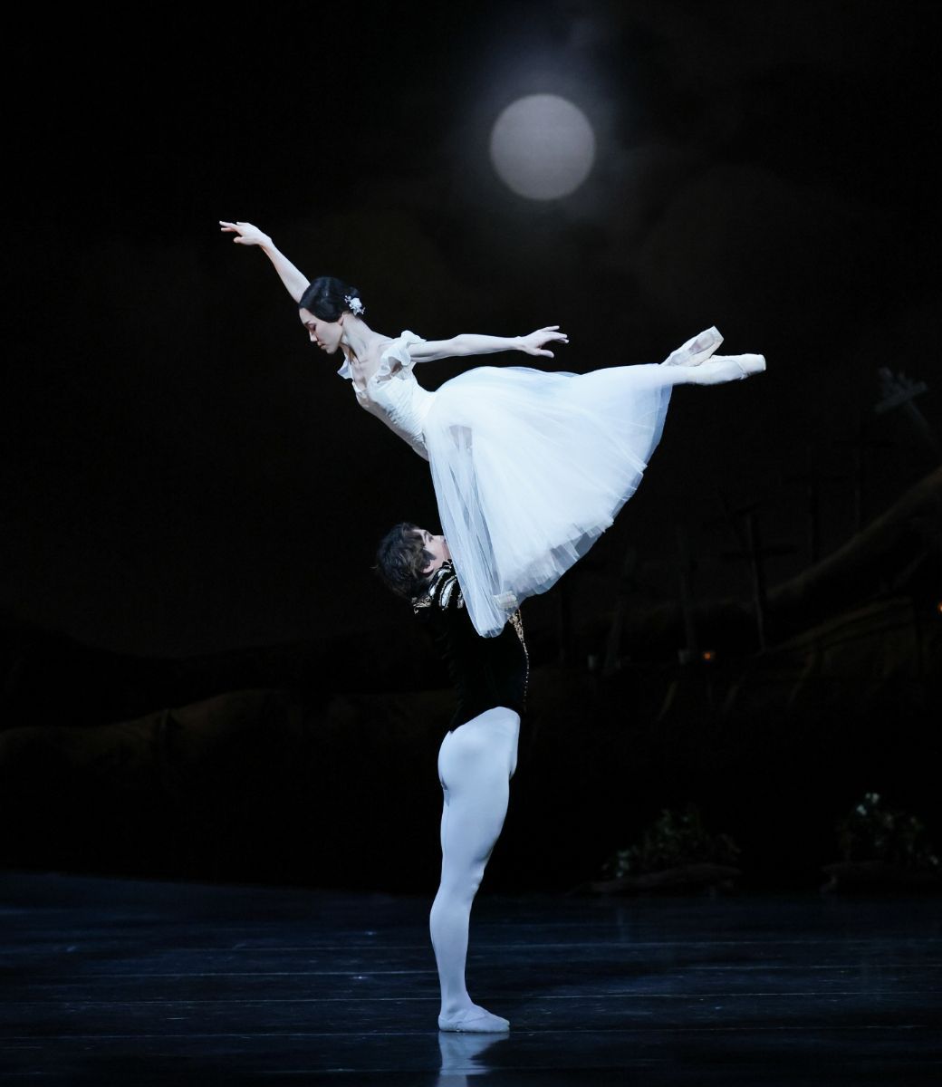 Ayako Ono as Giselle and Yudai Fukuoka as Albrecht in <i>Giselle</i> &copy; Kiyonori Hasegawa