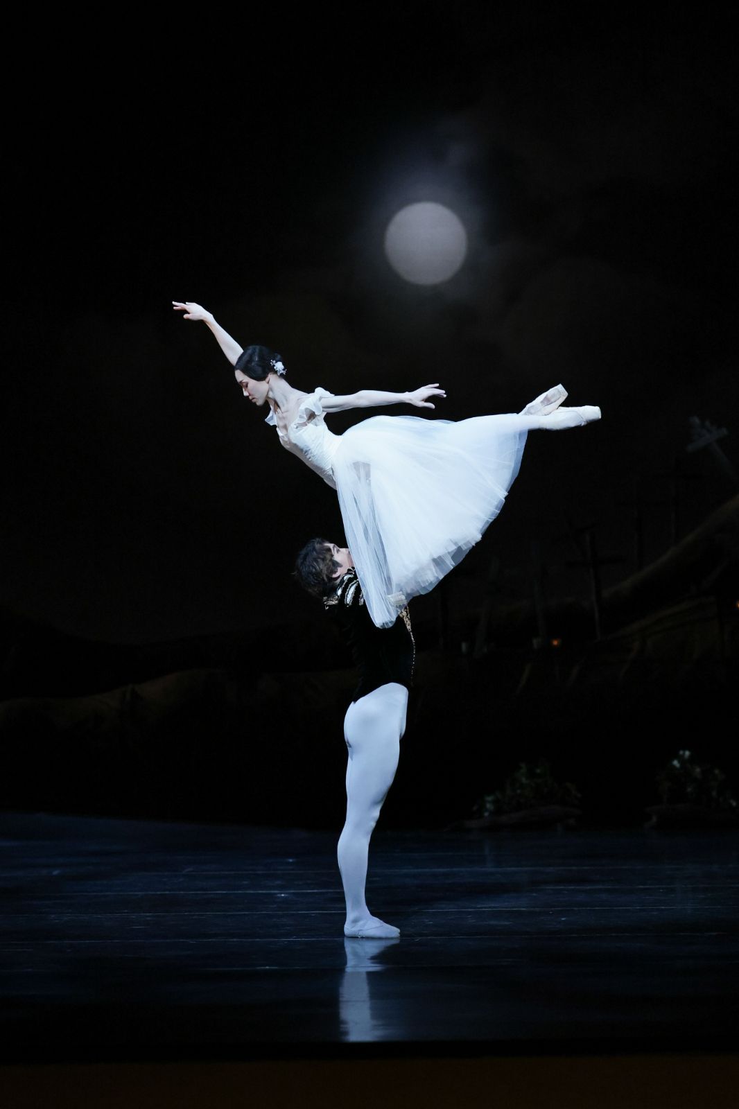 Ayako Ono as Giselle and Yudai Fukuoka as Albrecht in <i>Giselle</i> &copy; Kiyonori Hasegawa