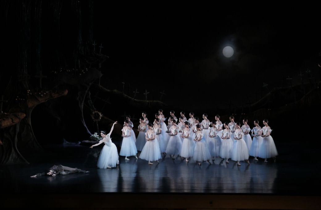 Akari Yoshida as Myrtha, Yoshito Kinoshita as Hilarion and National Ballet of Japan in <i>Giselle</i> &copy; Kiyonori Hasegawa