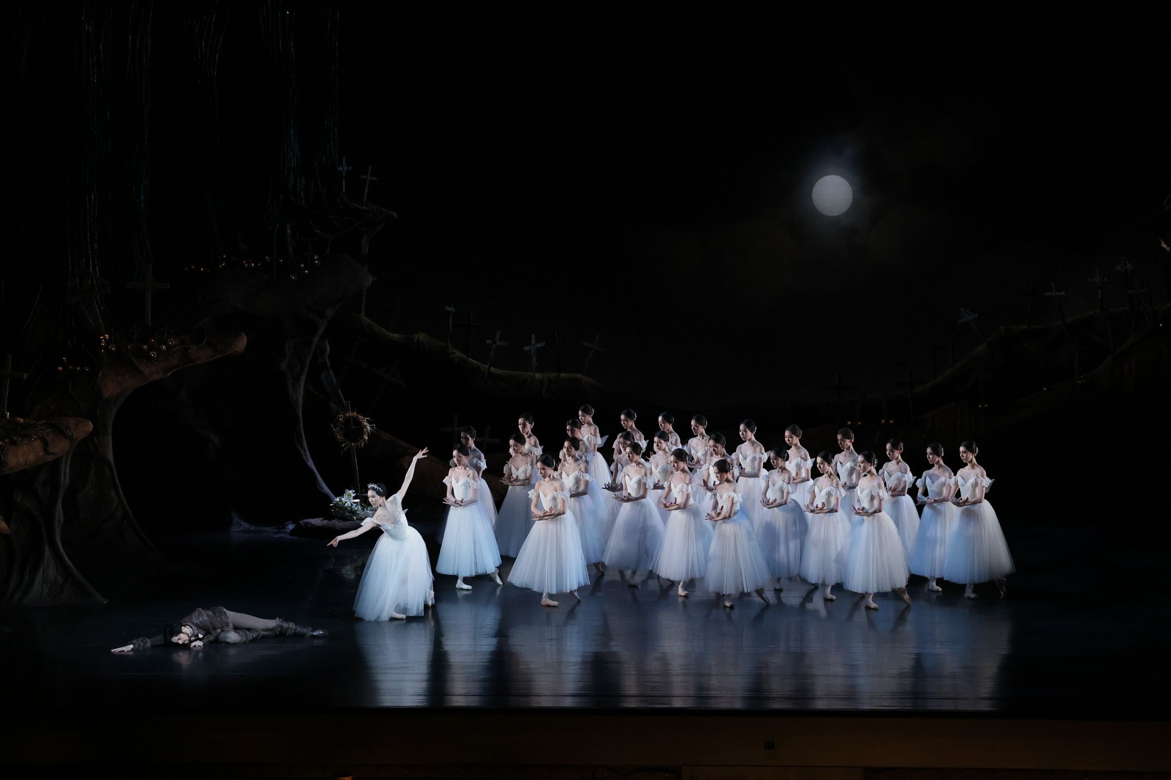 Akari Yoshida as Myrtha, Yoshito Kinoshita as Hilarion and National Ballet of Japan in <i>Giselle</i> &copy; Kiyonori Hasegawa