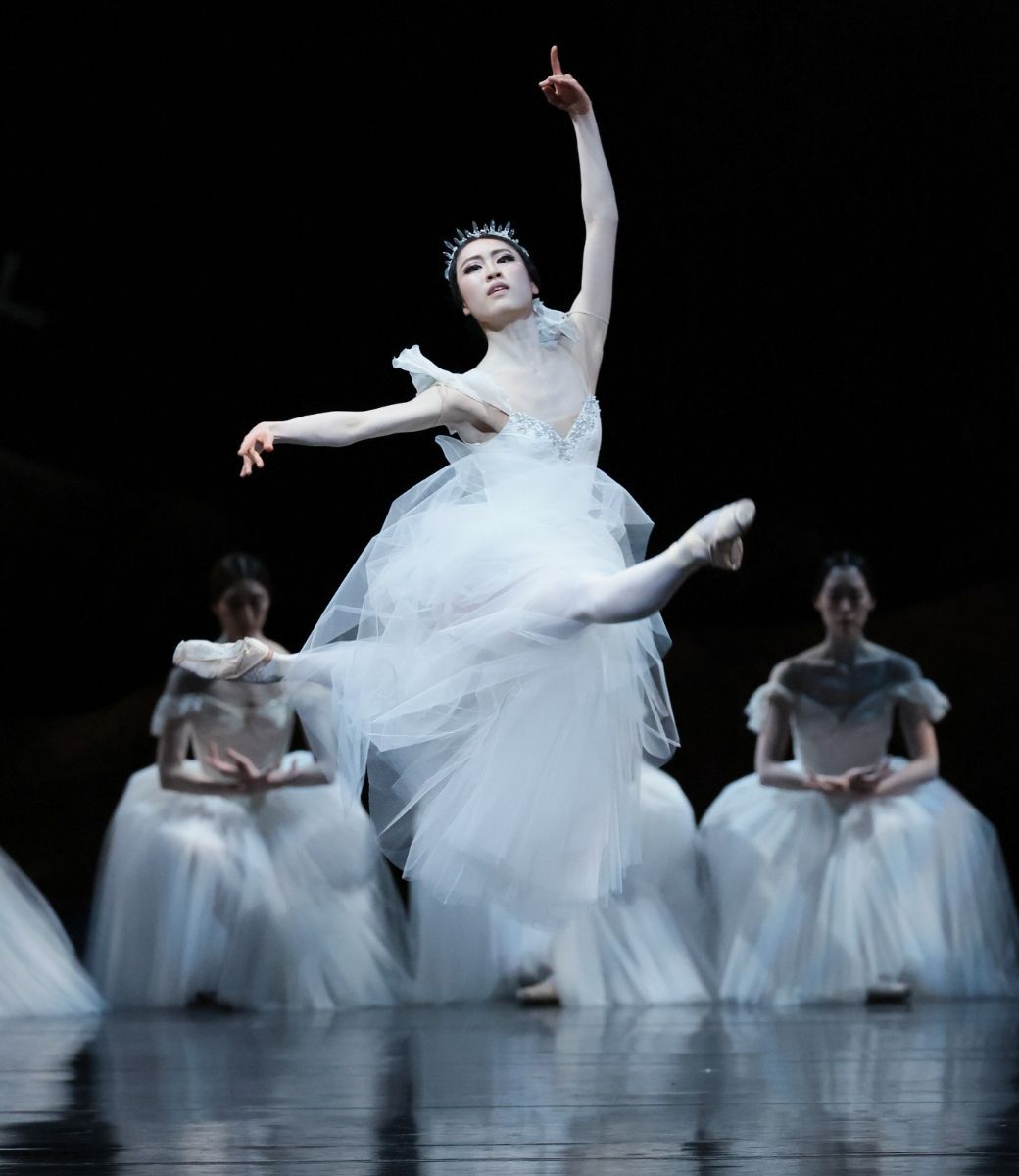 Akari Yoshida as Myrtha in <i>Giselle</i> &copy; Kiyonori Hasegawa