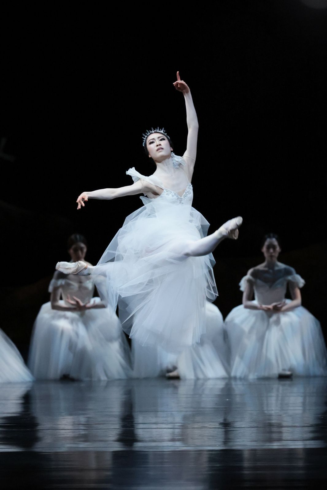 Akari Yoshida as Myrtha in <i>Giselle</i> &copy; Kiyonori Hasegawa