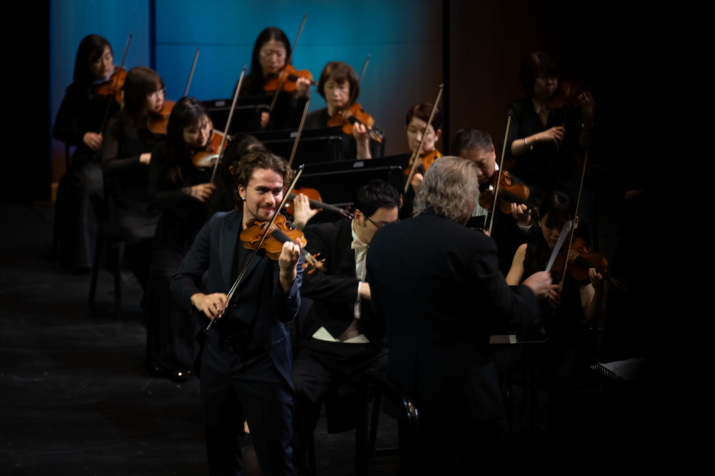 Giuseppe Gibboni performs with Conrad Van Alphen and the Tokyo Philharmonic © InClassica
