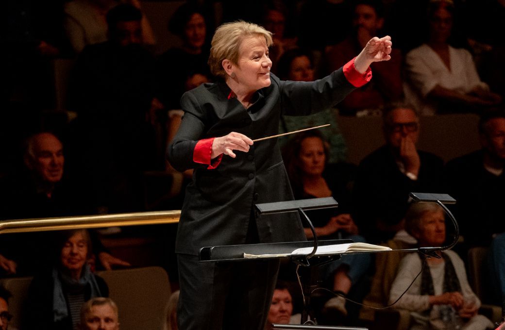 Marin Alsop conducts the Philharmonia © Pete Woodhead