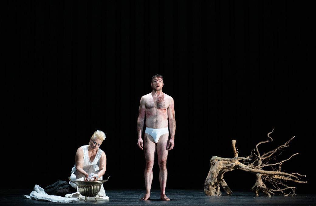Ángeles Blancas (La madre) and Mattia Olivieri (Il prigioniero) © Fabrizio Sansoni | Teatro dell’Opera di Roma