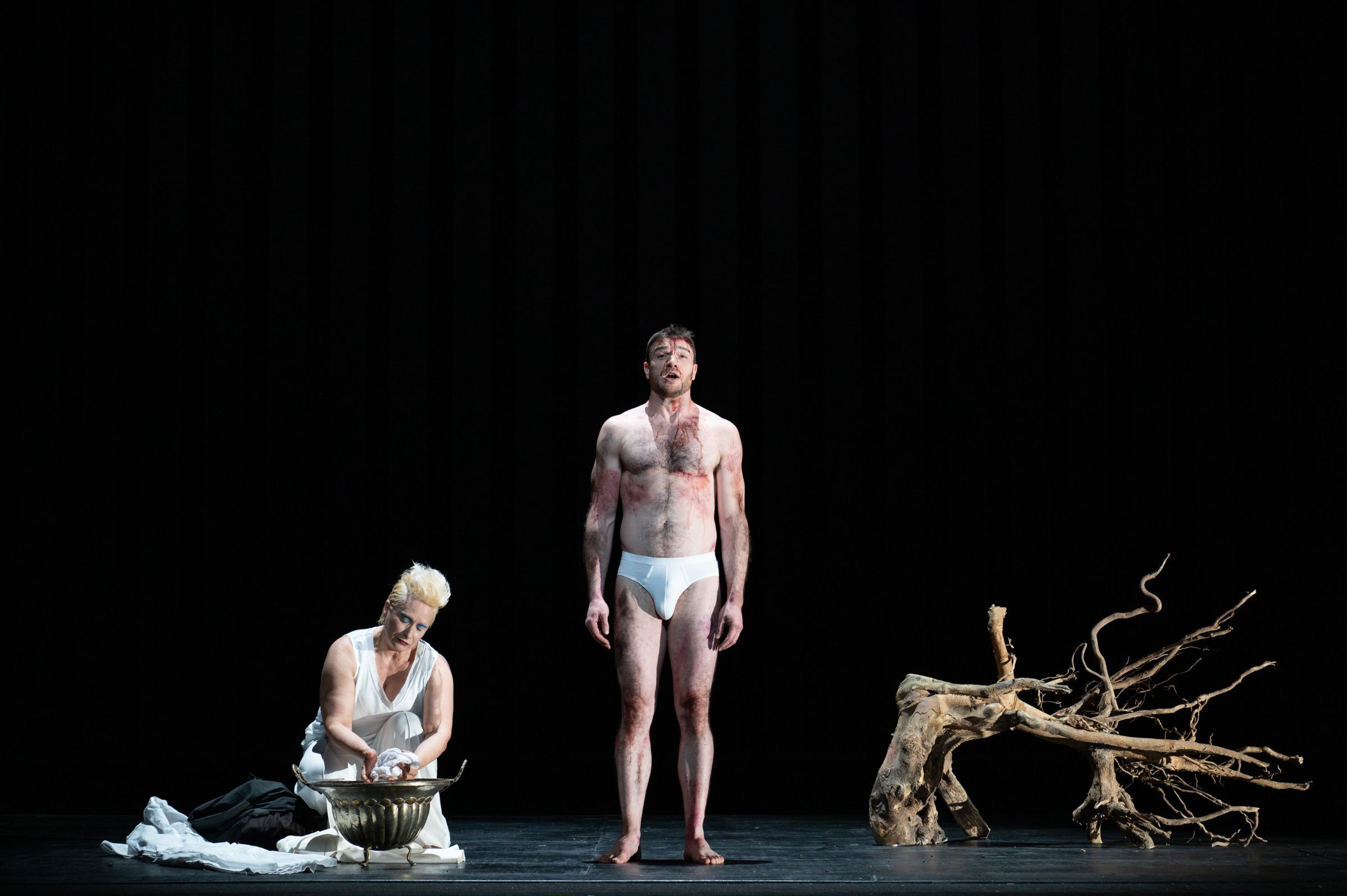 Ángeles Blancas (La madre) and Mattia Olivieri (Il prigioniero) © Fabrizio Sansoni | Teatro dell’Opera di Roma