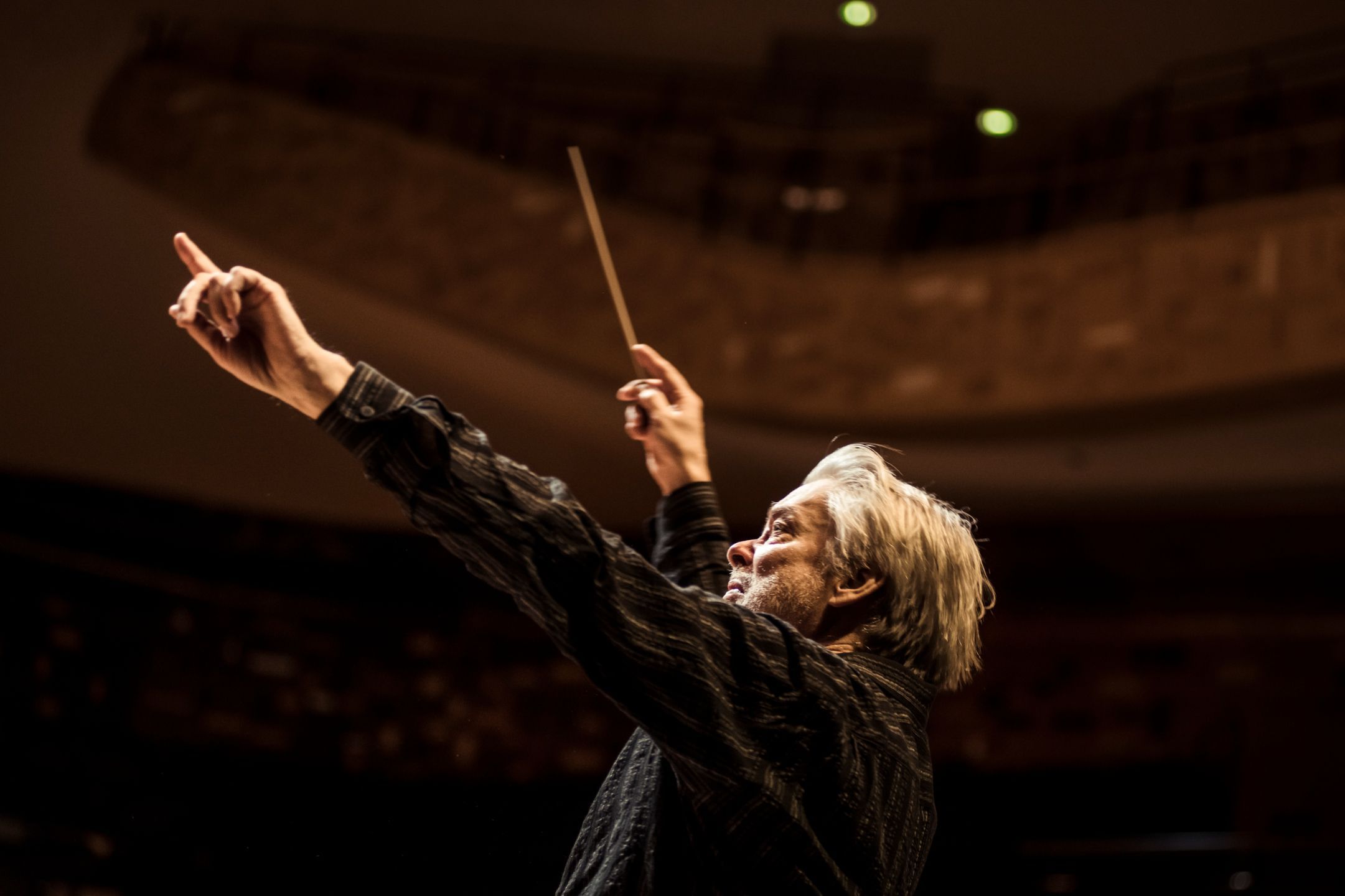 Jukka-Pekka Saraste en répétition avec l'Orchestre de Paris © Mathias Benguigui