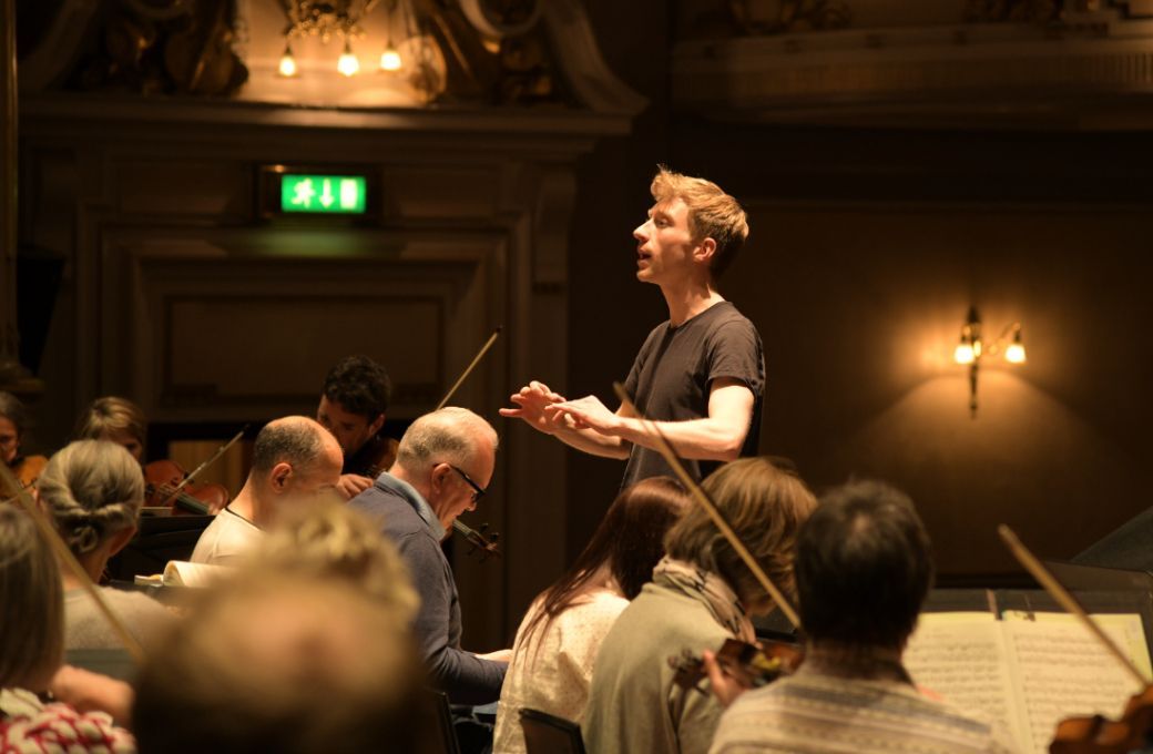 Patrick Hahn rehearses the RSNO © Clara Cowen