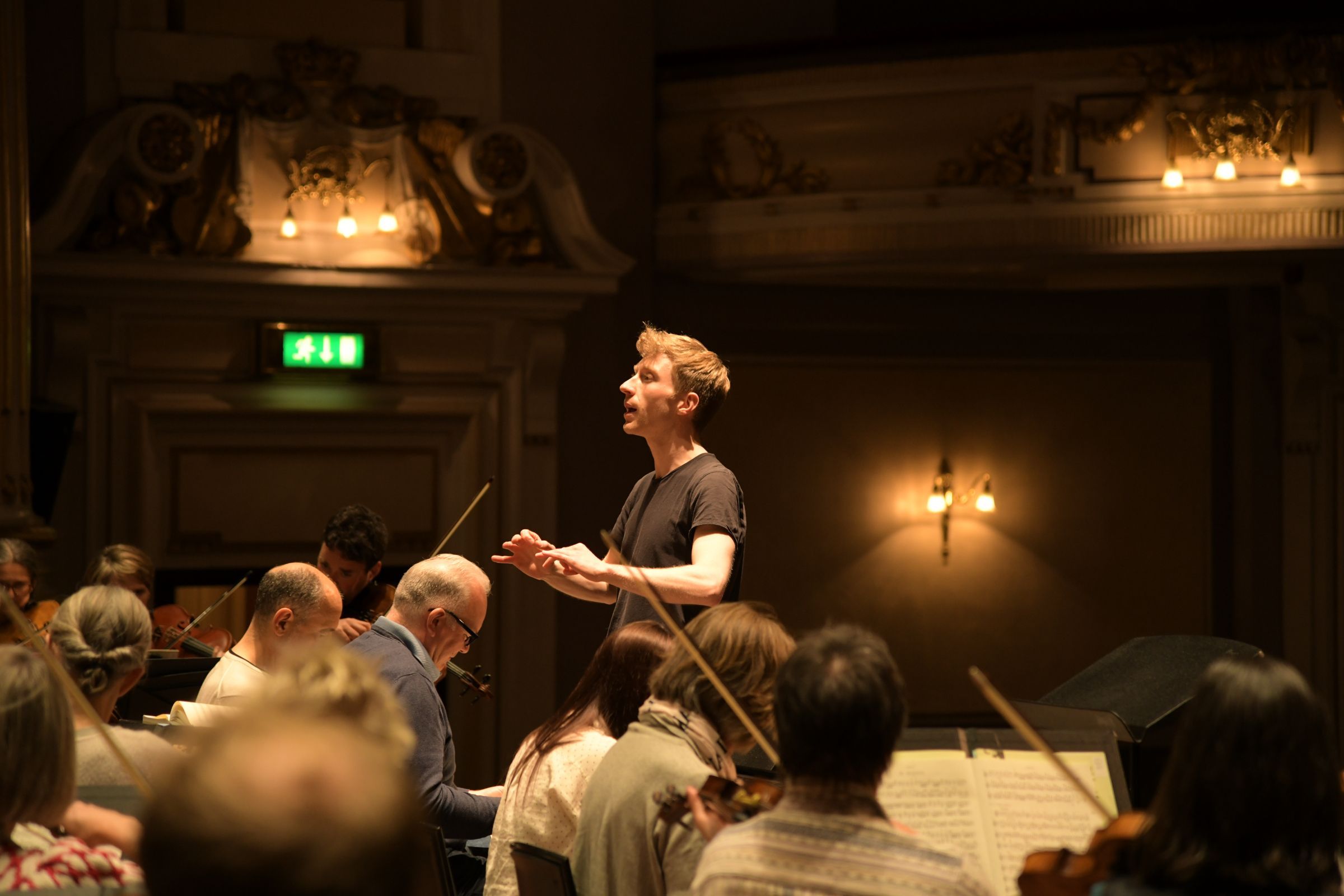 Patrick Hahn rehearses the RSNO &copy; Clara Cowen