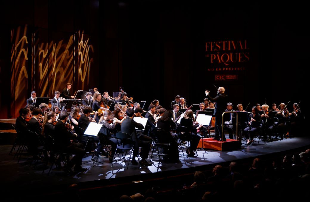 Pierre Bleuse conducts the Orchestre du Festival Pablo Casals © Festival de Pâques 2025 | Caroline Doutre