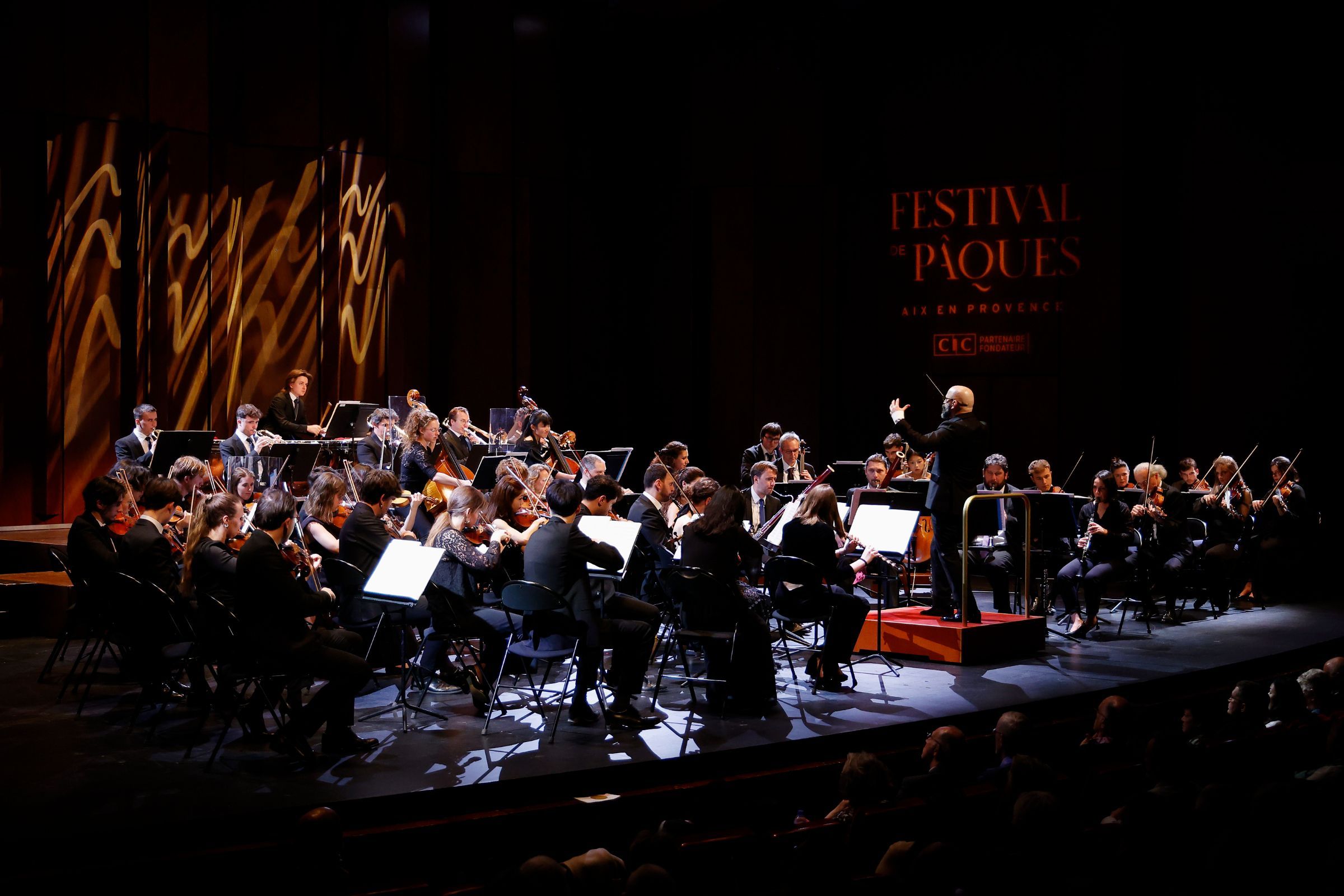 Pierre Bleuse conducts the Orchestre du Festival Pablo Casals &copy; Festival de Pâques 2025 | Caroline Doutre