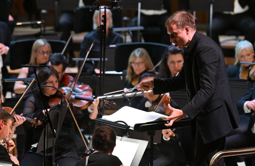 Vasily Petrenko conducts the Royal Philharmonic Orchestra &copy; Mark Allan | RPO