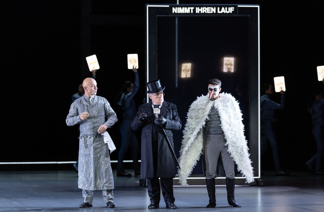 Christian Rieger (Der Wirt), Martin Snell (Geronte di Ravoir) und Granit Musliu (Edmondo) &copy; Geoffroy Schied