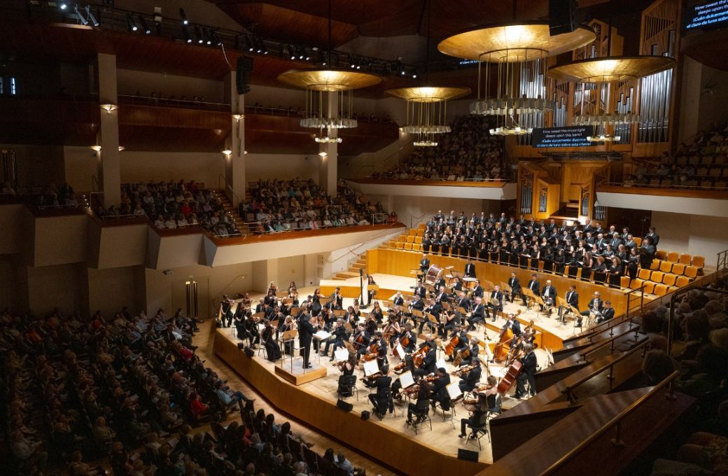 Juanjo Mena al frente de la Orquesta y Coro Nacionales de Espa&ntilde;a &copy; Rafa Mart&iacute;n | OCNE