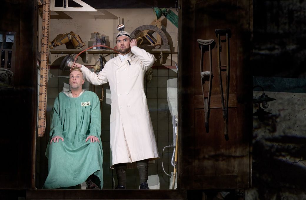 Michael Kupfer-Radecky (Wozzeck) and Anthony Robin Schneider (Doctor) © Michael Cooper
