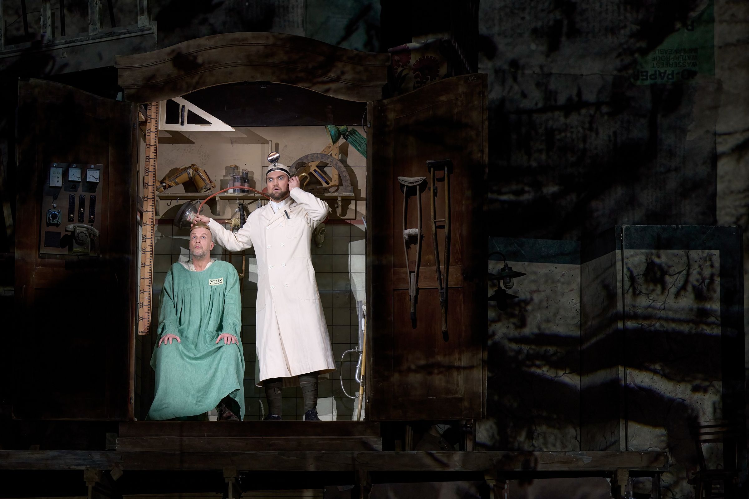 Michael Kupfer-Radecky (Wozzeck) and Anthony Robin Schneider (Doctor) © Michael Cooper