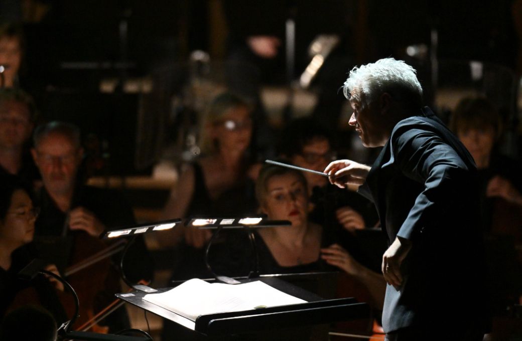Edward Gardner conducts the London Philharmonic Orchestra © Mark Allan