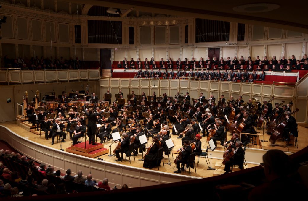 Klaus M&auml;kel&auml; conducts the Chicago Symphony Orchestra and Chorus and Uniting Voices Chicago &copy; Todd Rosenberg Photography