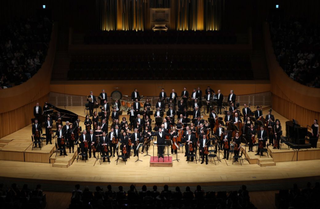 Cristian Măcelaru and the Orchestre National de France &copy; Hankyung Media Group