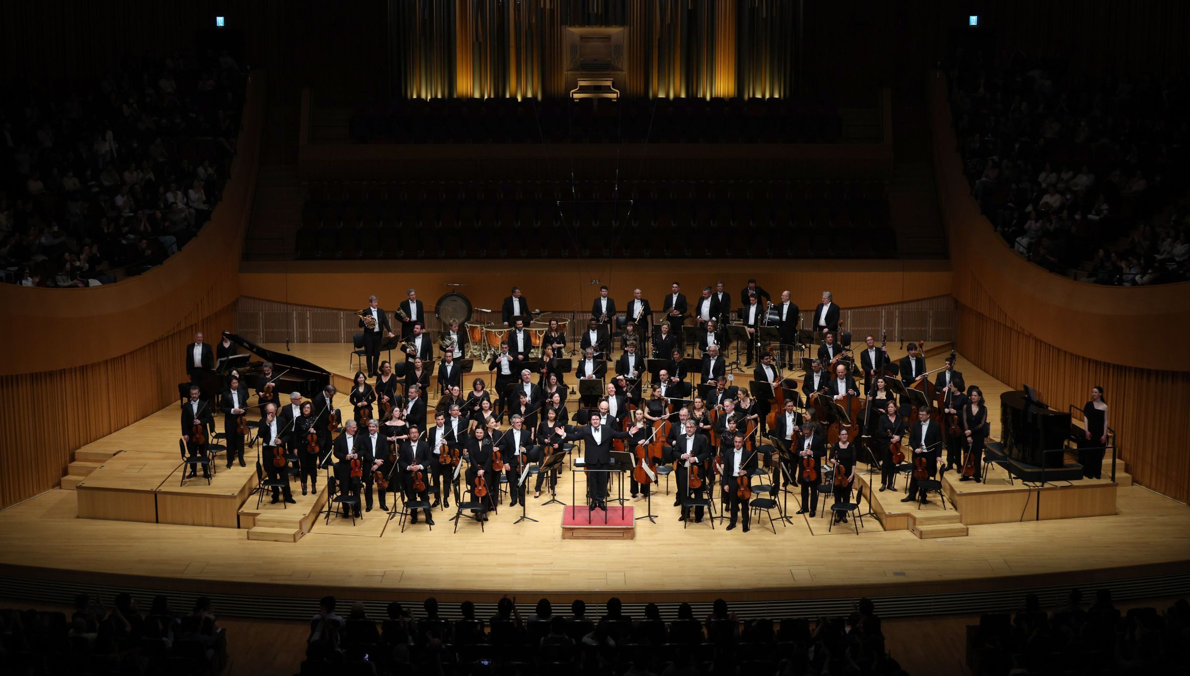 Cristian Măcelaru and the Orchestre National de France &copy; Hankyung Media Group