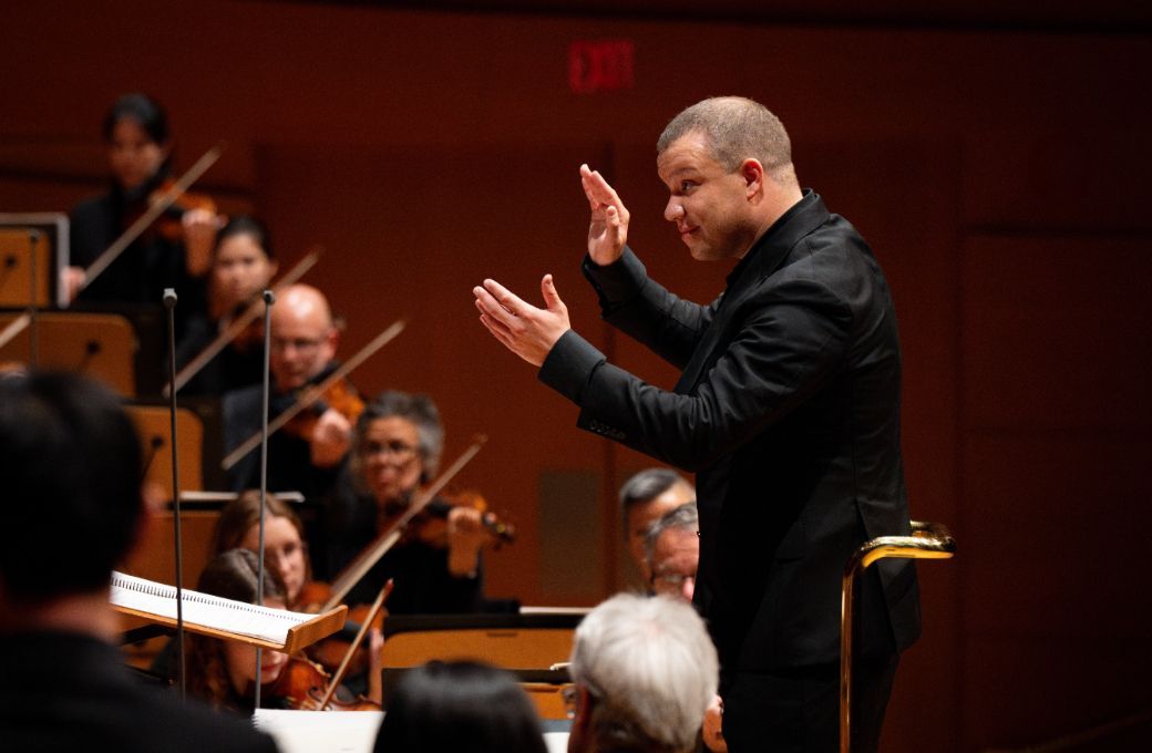 Ryan Bancroft conducts the Los Angeles Philharmonic © Elizabeth Asher