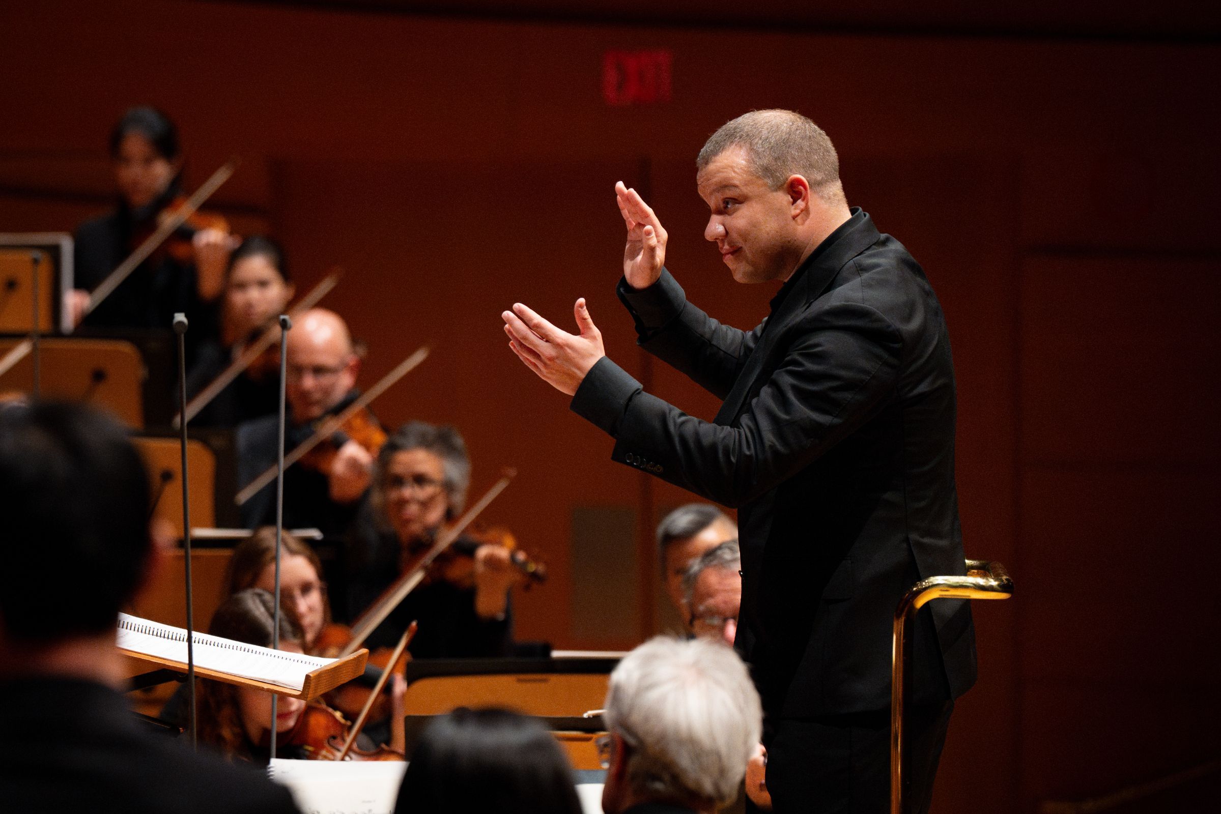 Ryan Bancroft conducts the Los Angeles Philharmonic &copy; Elizabeth Asher