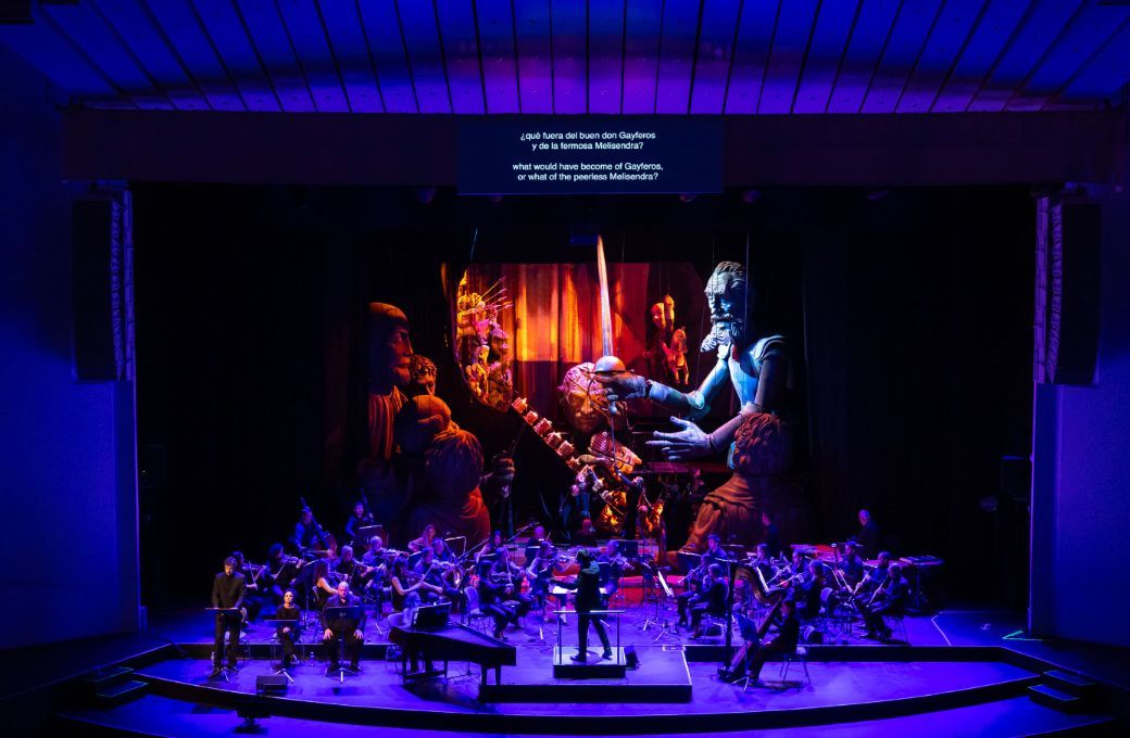 Pablo Urbina al frente la Orquesta Sinfónica de Tenerife en <i>El retablo de maese Pedro</i> © Miguel Barreto | Auditorio de Tenerife
