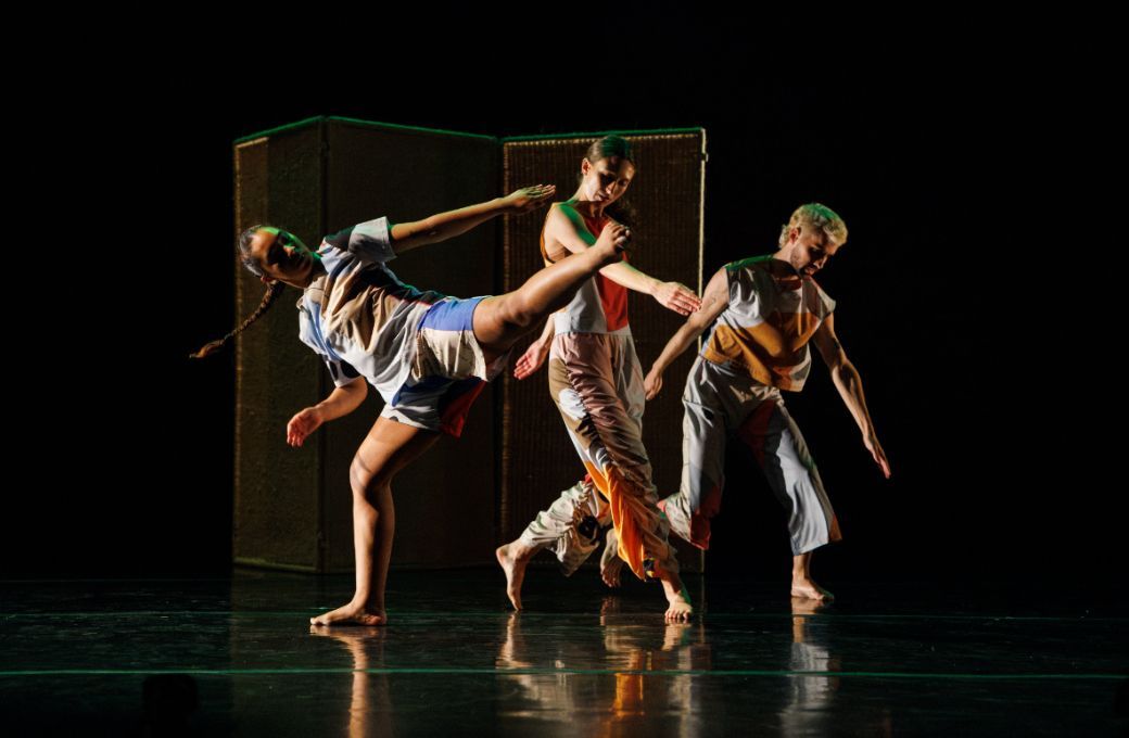 Savannah Gaillard, Ashley Merker and Spencer Weidie in Lee Serle's <i>Time again</i> &copy; Maria Baranova