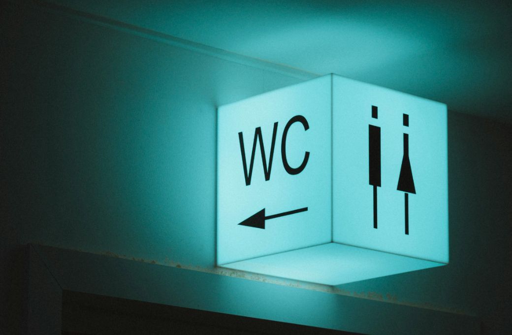 A sign for public toilet facilities © Photo by Vadim Artyukhin on Unsplash