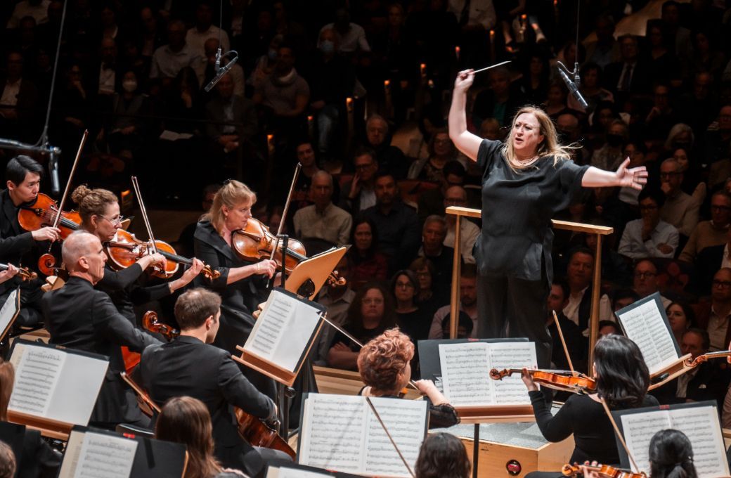 Simone Young conducts the New York Philharmonic &copy; Chris Lee