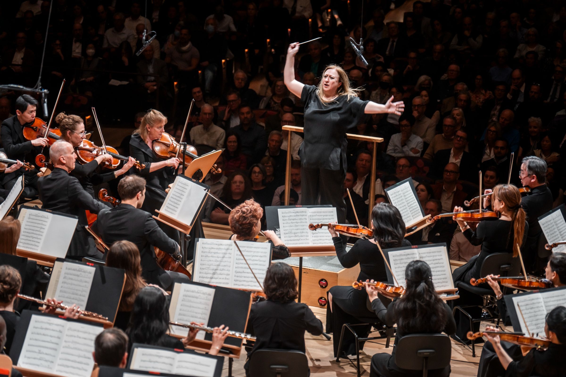Simone Young conducts the New York Philharmonic &copy; Chris Lee