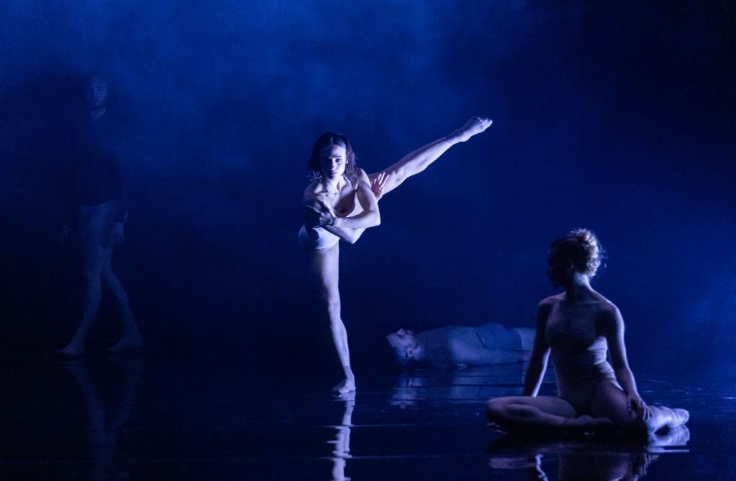 Sydney Dance Company in Rafael Bonachela's <i>momenta</i> © Pedro Greig