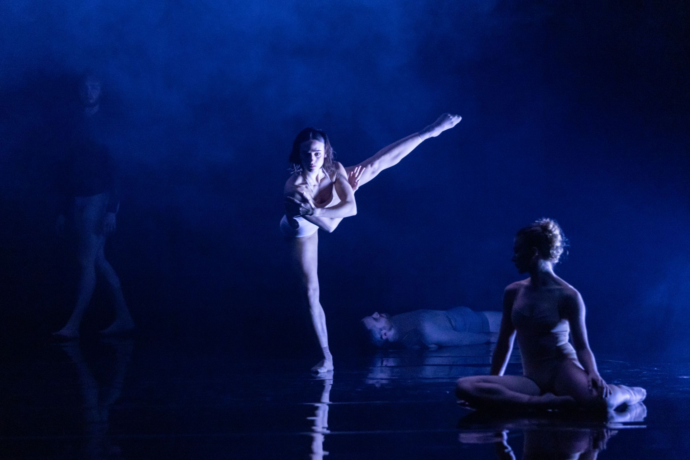 Sydney Dance Company in Rafael Bonachela's <i>momenta</i> &copy; Pedro Greig
