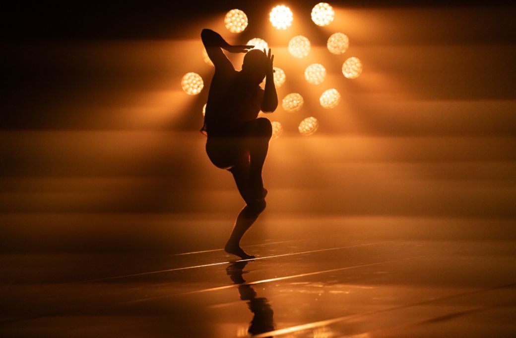Sydney Dance Company in Rafael Bonachela's <i>momenta</i>