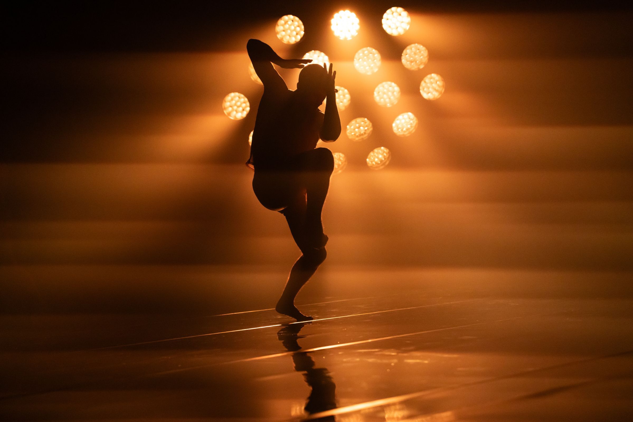 Sydney Dance Company in Rafael Bonachela's <i>momenta</i>