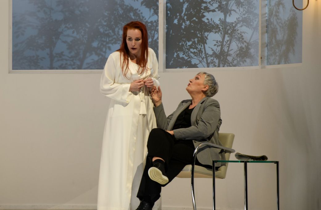 Daniela Köhler (Die Kaiserin) und Michaela Schuster (Die Amme) © Dutch National Opera | Ruth Walz